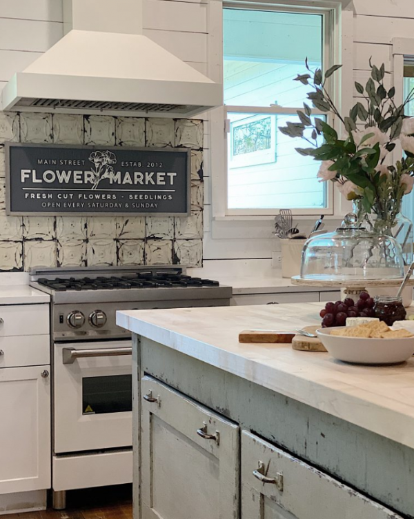 Dapur dengan backsplash ubin keramik motif vintage